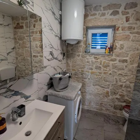 Yellow Submarine Apartment *